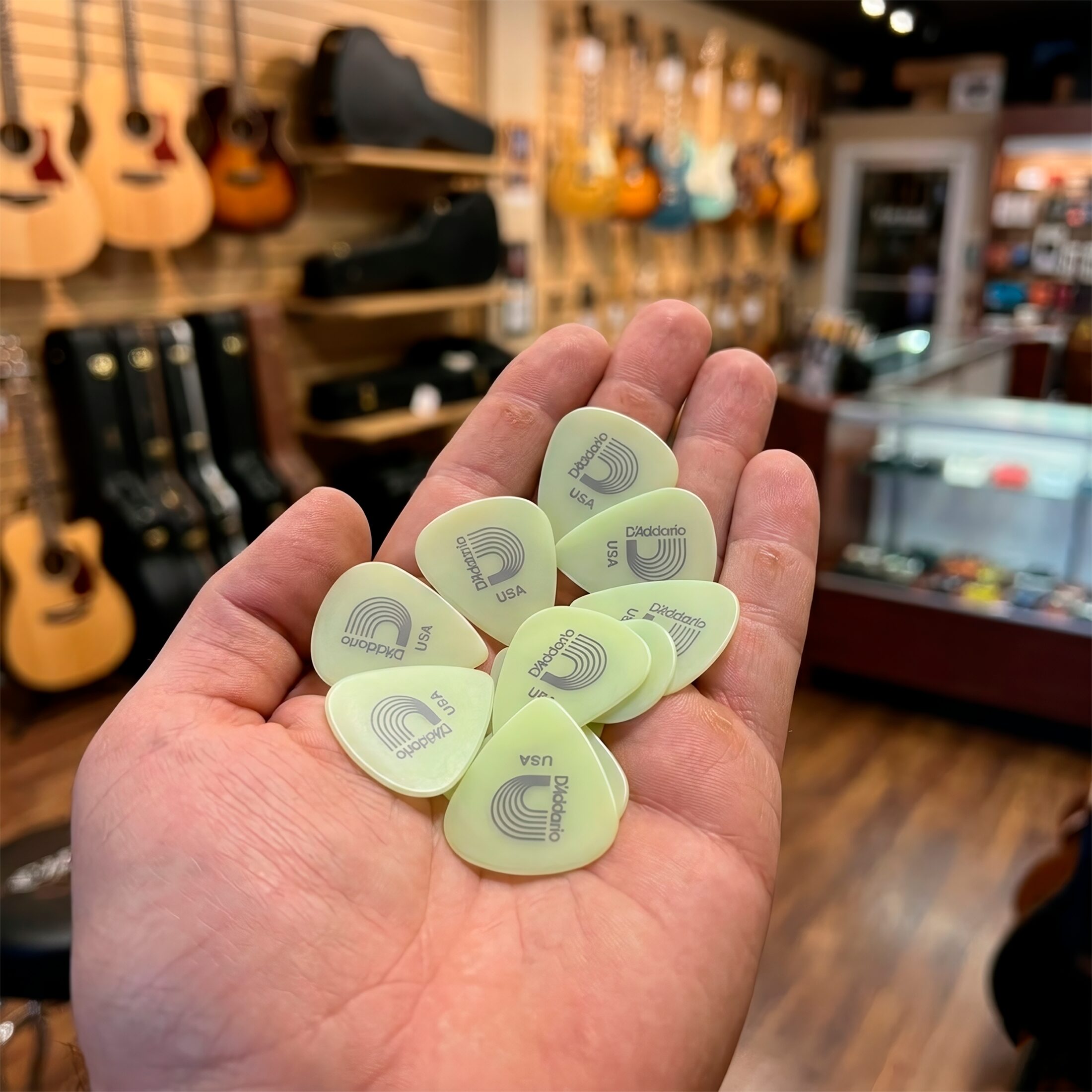 10 Plumillas Daddario Puas fluorescentes para guitarra modelo 1CCG4-10 que brillan en la oscuridad con material celuloide de 0.7 mm