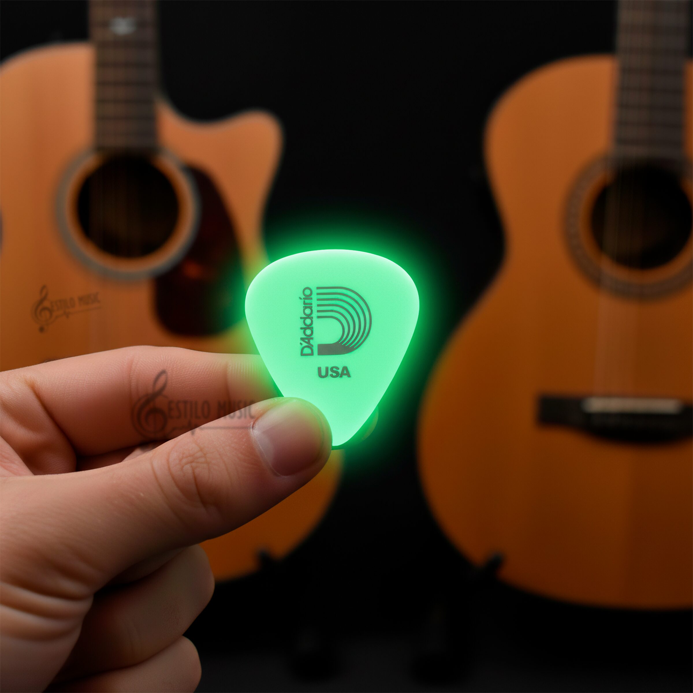 10 Plumillas Daddario Puas fluorescentes para guitarra modelo 1CCG4-10 que brillan en la oscuridad con material celuloide de 0.7 mm