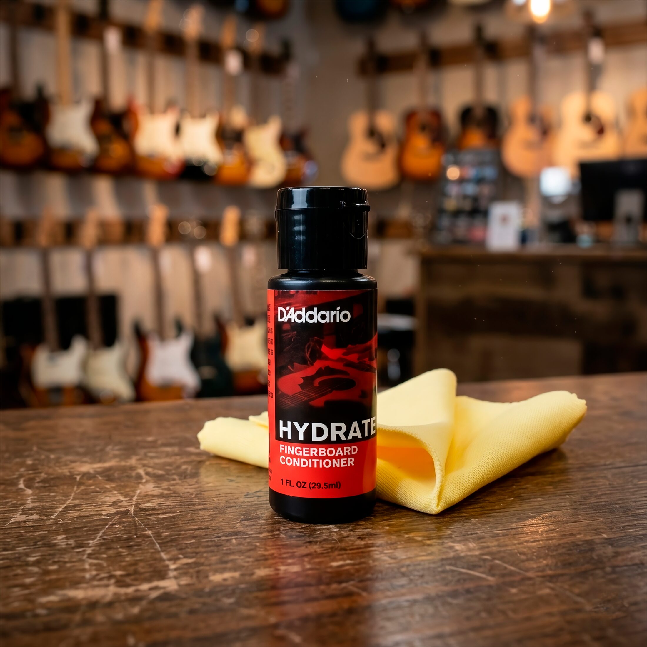 Kit D’Addario PW‑FBCS Planets Waves con botella de aceite limpiador de 60 ml y paño de microfibra, fórmula sin acumulación para limpiar y acondicionar diapasones de madera oscura.