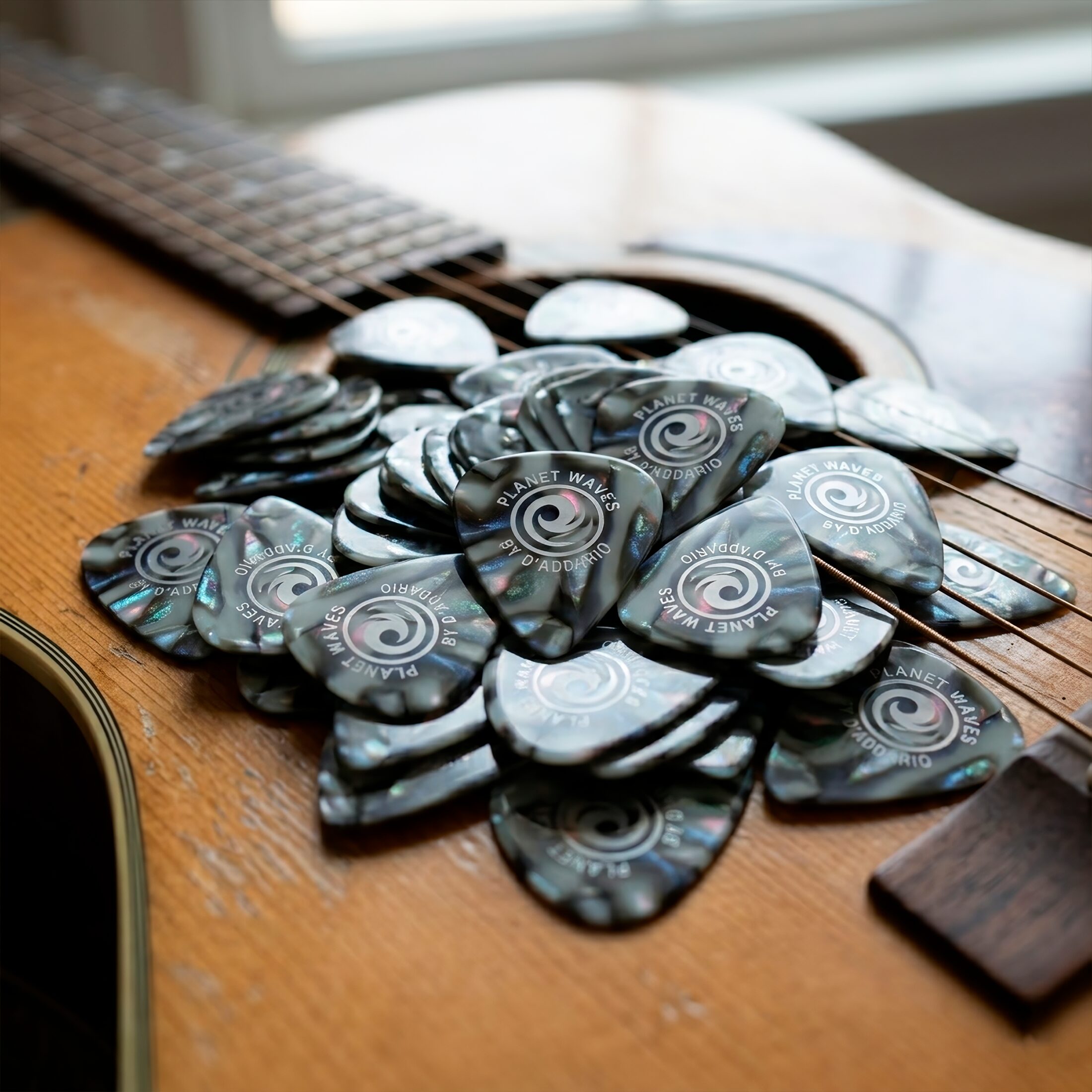 Paq. De 10 Plumillas Daddario 0.70 mm modelo 1CAB4-10 fabricadas en USA, elaboradas en celuloide para guitarra acústica y eléctrica.