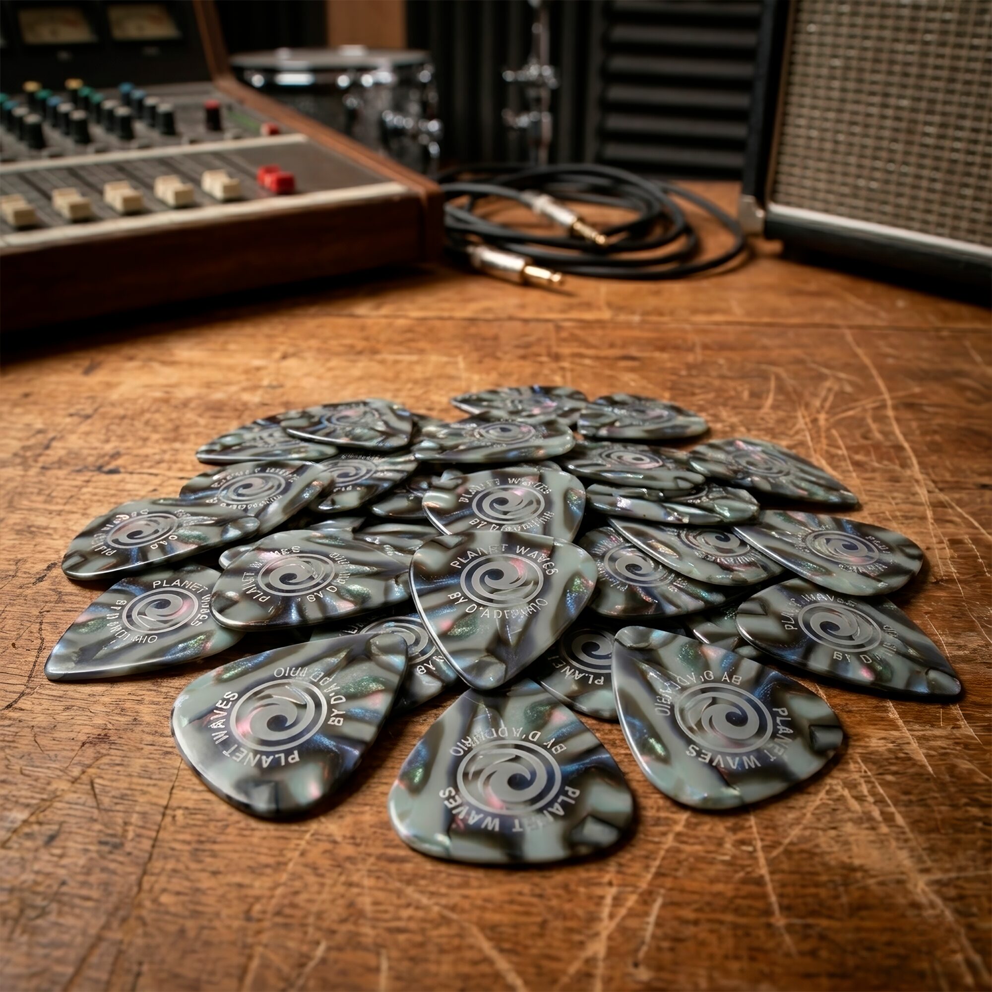 Paq. De 10 Plumillas Daddario 0.70 mm modelo 1CAB4-10 fabricadas en USA, elaboradas en celuloide para guitarra acústica y eléctrica.