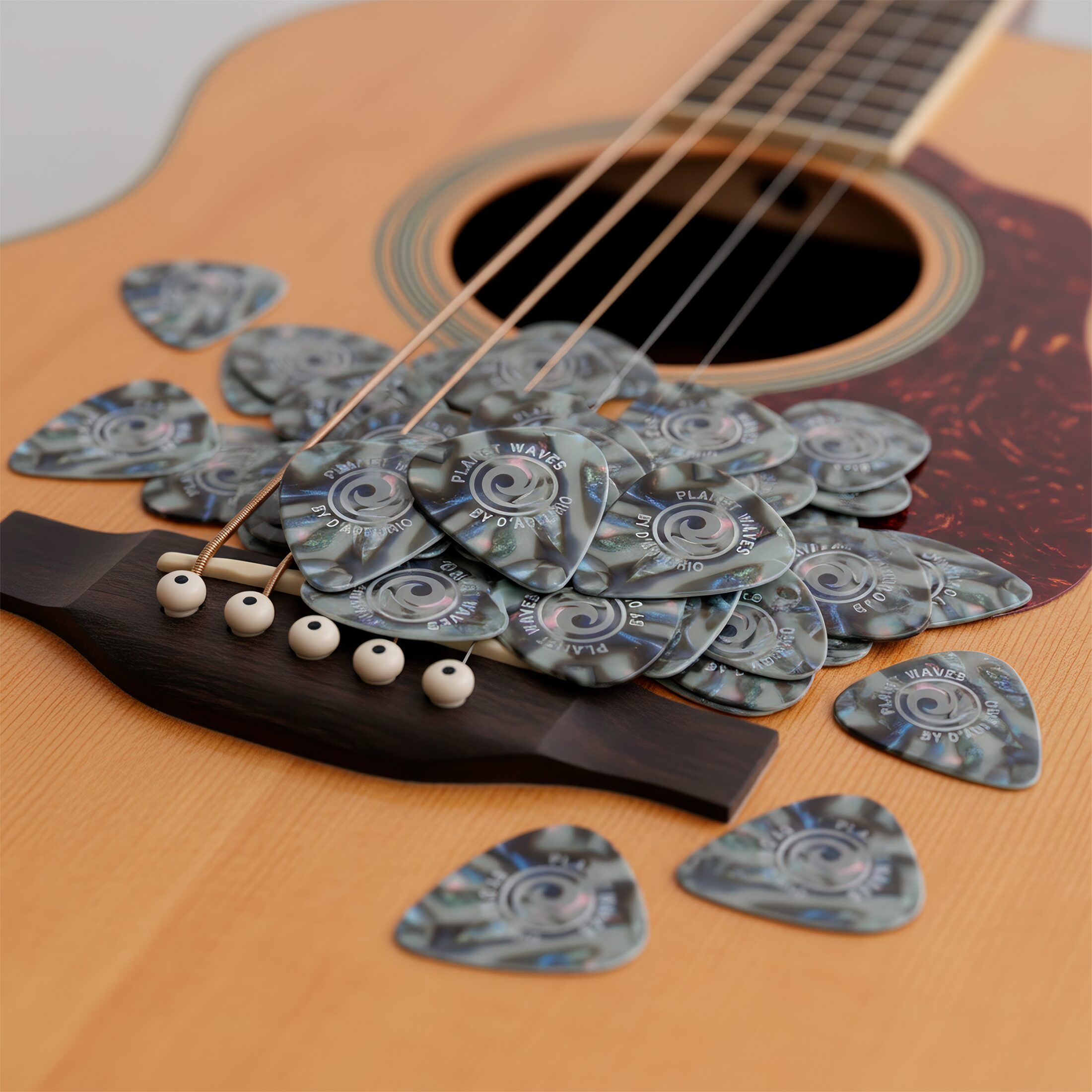 Paq. De 10 Plumillas Daddario 0.70 mm modelo 1CAB4-10 fabricadas en USA, elaboradas en celuloide para guitarra acústica y eléctrica.