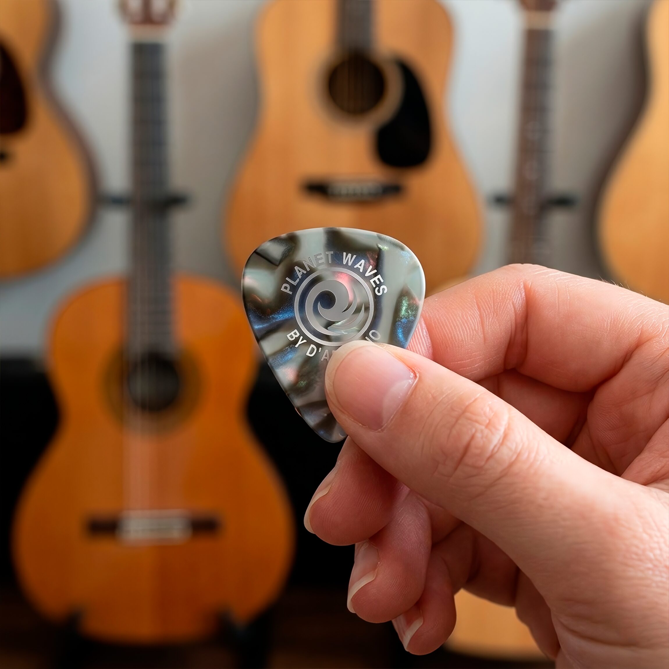 Paq. De 10 Plumillas Daddario 0.70 mm modelo 1CAB4-10 fabricadas en USA, elaboradas en celuloide para guitarra acústica y eléctrica.