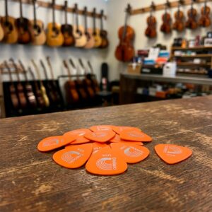 Puas Daddario Duralin Plumillas calibre 0.60 mm, paquete con 10 piezas fabricadas en USA, ideales para guitarra acústica y eléctrica.