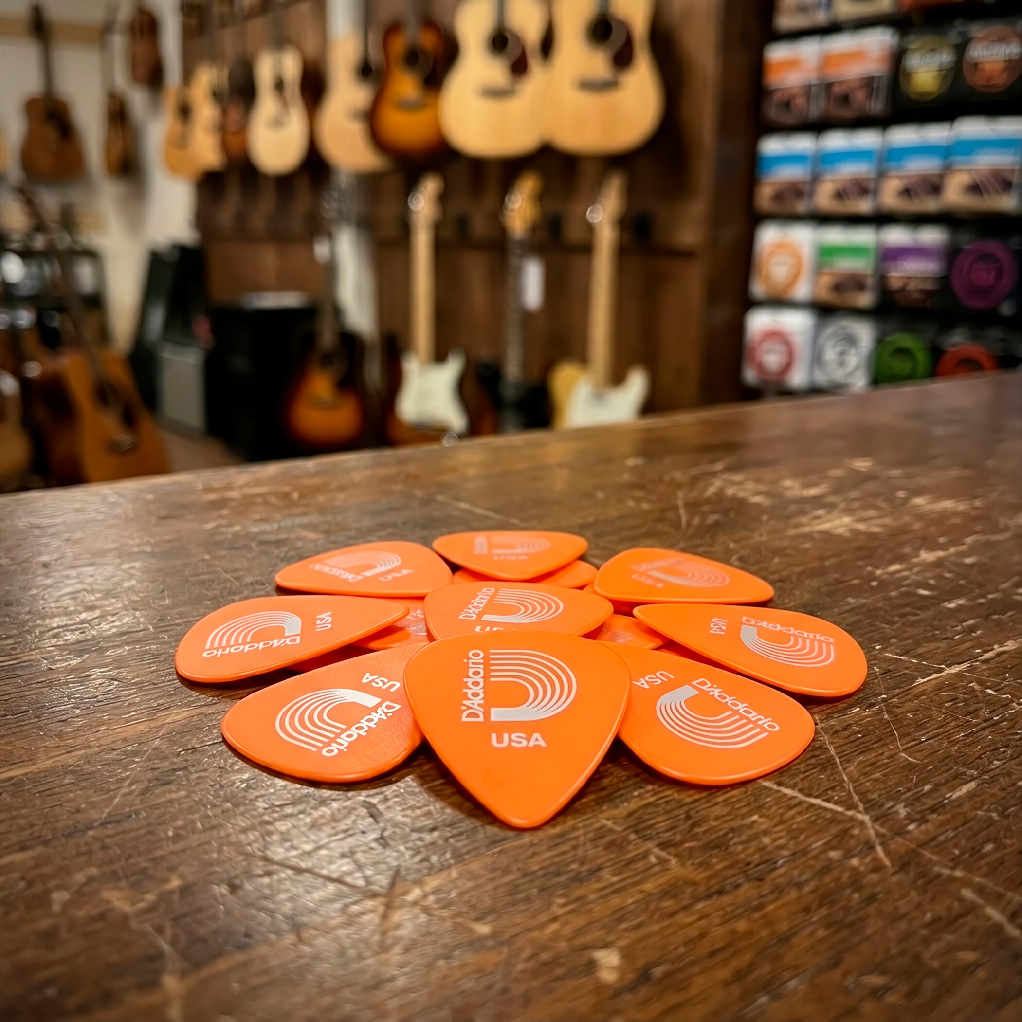 Puas Daddario Duralin Plumillas calibre 0.60 mm, paquete con 10 piezas fabricadas en USA, ideales para guitarra acústica y eléctrica.