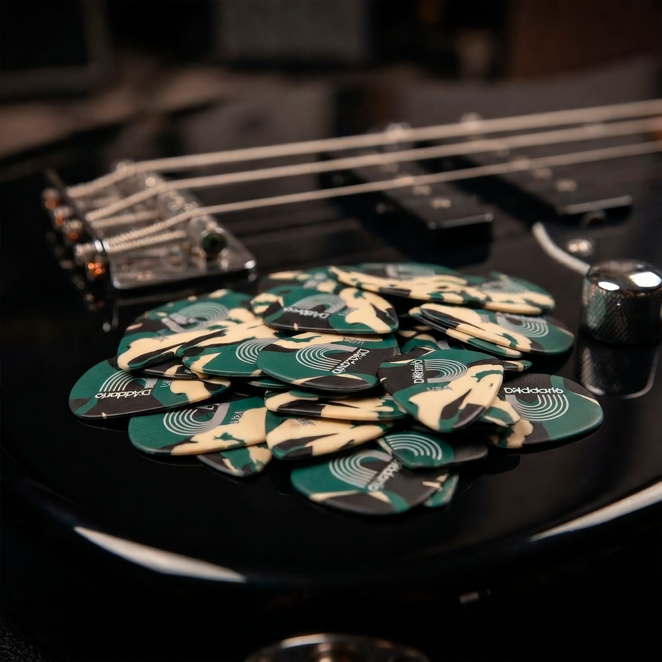Paq. De 10 Plumillas Daddario 0.70 Mm 1CCF2-10 1CCF4-10, púas Planet Waves de celuloide con diseño camuflaje