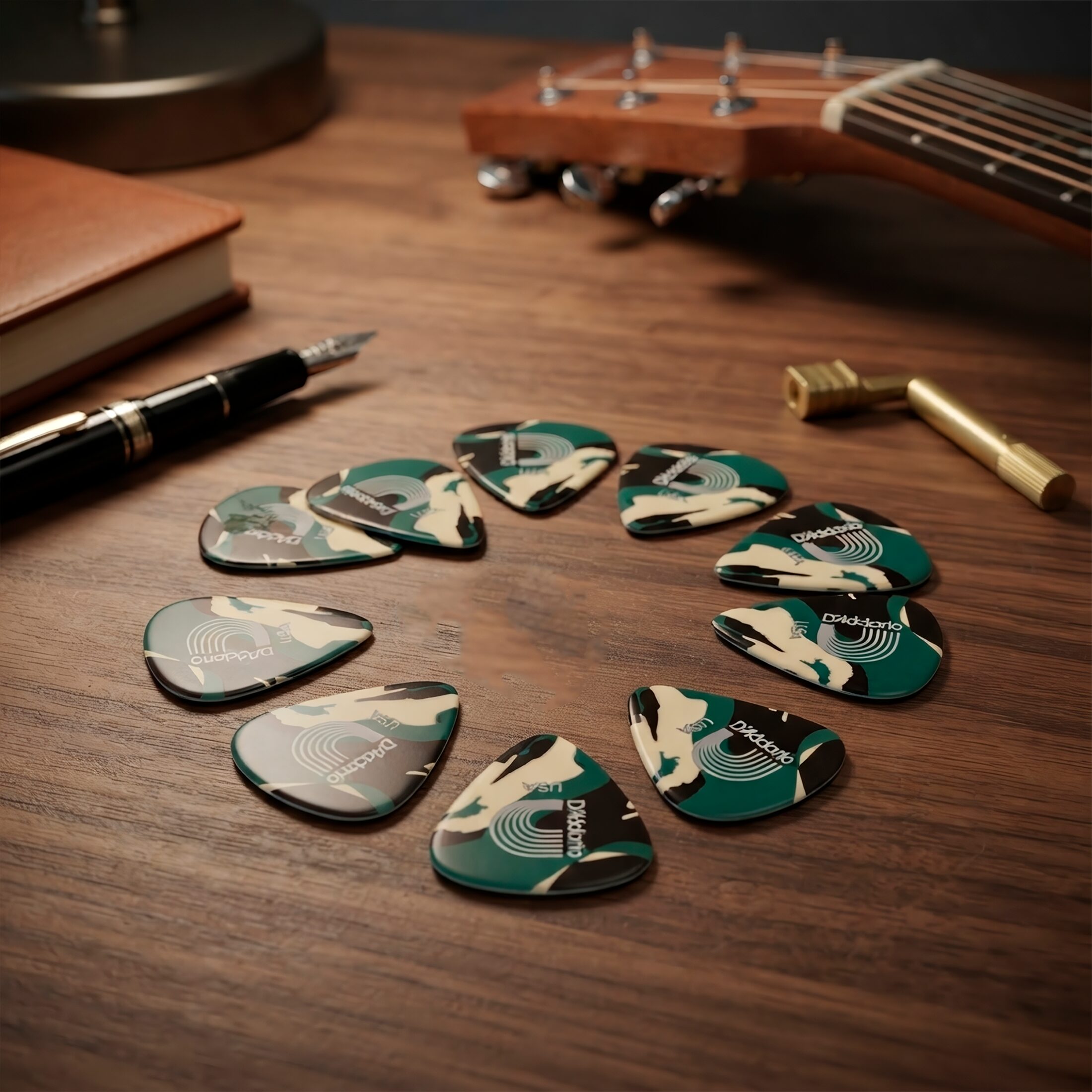 Paq. De 10 Plumillas Daddario 0.70 Mm 1CCF2-10 1CCF4-10, púas Planet Waves de celuloide con diseño camuflaje